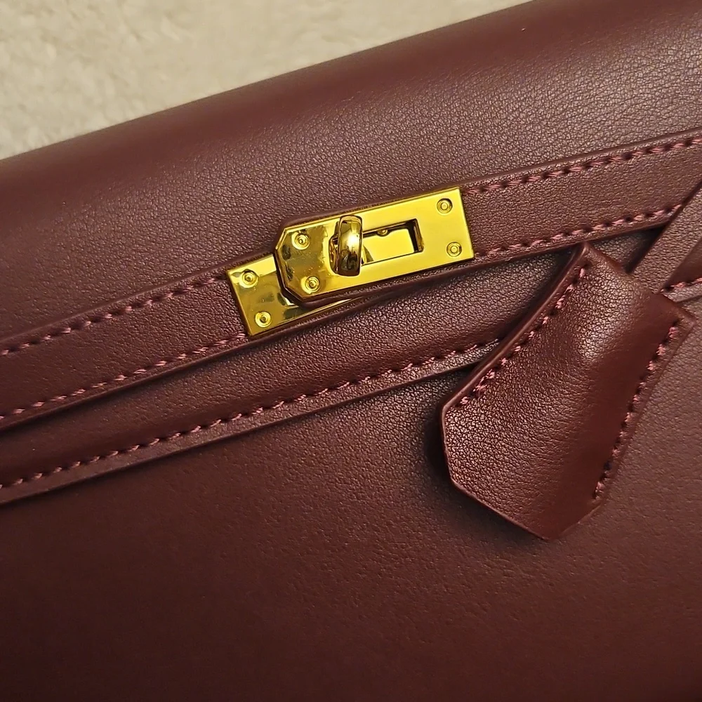 Elegant Brown Leather Shoulder Bag - Picture 2 of 6